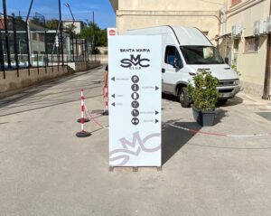 Totem con struttura in acciaio e stampa diretta su alluminio composito