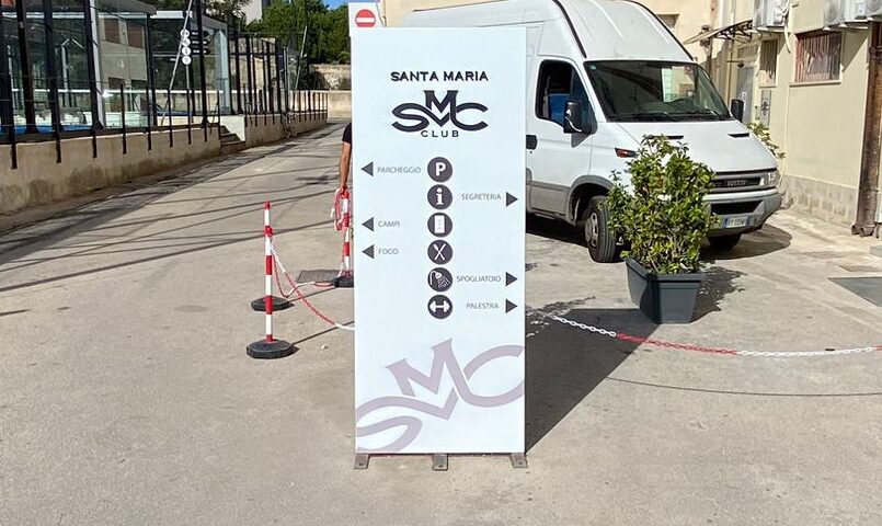 Totem con struttura in acciaio e stampa diretta su alluminio composito